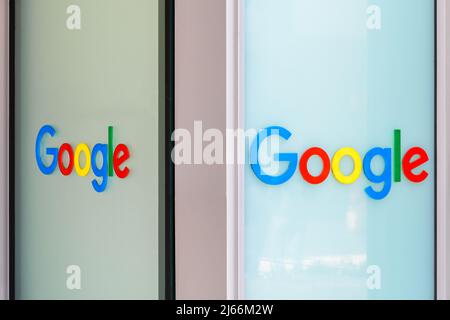 Google-Logos auf einer Glasscheibe. Stockfoto
