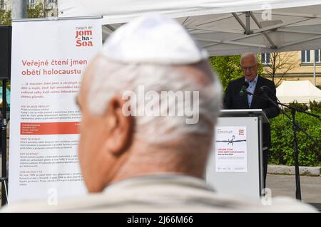 Prag, Tschechische Republik. 28. April 2022. Senator Jiri Drahos nimmt am 28. April 2022 an der öffentlichen Lesung der Namen der Holocaust-Opfer anlässlich der Veranstaltung Yom HaShoah in Prag, Tschechien, Teil. Kredit: Katerina Sulova/CTK Foto/Alamy Live Nachrichten Stockfoto