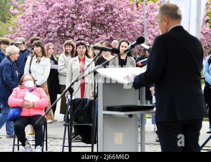 Prag, Tschechische Republik. 28. April 2022. Am 28. April 2022 fand in Prag, Tschechische Republik, eine öffentliche Lesung der Namen der Holocaust-Opfer aus Anlass von Yom HaShoah statt. Kredit: Katerina Sulova/CTK Foto/Alamy Live Nachrichten Stockfoto