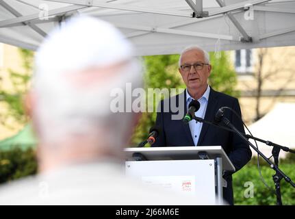 Prag, Tschechische Republik. 28. April 2022. Senator Jiri Drahos nimmt am 28. April 2022 an der öffentlichen Lesung der Namen der Holocaust-Opfer anlässlich der Veranstaltung Yom HaShoah in Prag, Tschechien, Teil. Kredit: Katerina Sulova/CTK Foto/Alamy Live Nachrichten Stockfoto