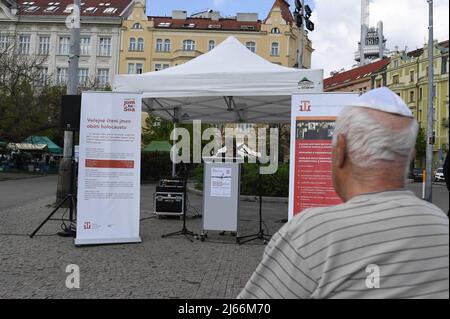 Prag, Tschechische Republik. 28. April 2022. Am 28. April 2022 fand in Prag, Tschechische Republik, eine öffentliche Lesung der Namen der Holocaust-Opfer aus Anlass von Yom HaShoah statt. Kredit: Katerina Sulova/CTK Foto/Alamy Live Nachrichten Stockfoto