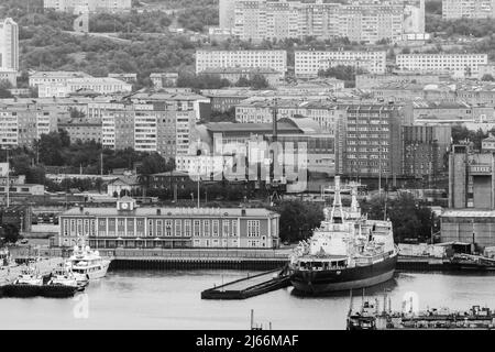 Murmansk, Russland - 24. Juli 2017: Der erste nukleare Eisbrecher Lenin vertäute am Pier in Murmansk Stockfoto