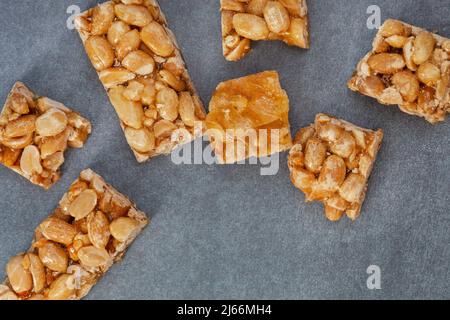 Peanut Brodge, ein süßer Favorit der alten Schule, wurde auf einer rustikalen Oberfläche mit Platz für Kopien in kleine Stäbe geschnitten Stockfoto