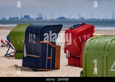 Impressionen von der Insel Borkum - Strandkörbe am Südstrand - Blick auf die niederländische Küste mit Eemshaven. Stockfoto