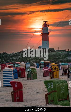 Impressionen von der Insel Borkum - Strandkörbe am Südstrand, Sonnenuntergang mit Abendrot, elektrischer Leuchtturm Borkum. Stockfoto