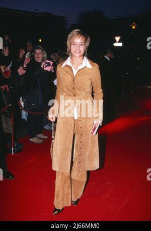 Dorkas Kiefer, deutsche Schauspielerin, Komikerin und Sängerin, auf dem roten Teppich zu einer Abendveranstaltung, Deutschland um 1999. Stockfoto