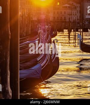 Gondeln bei Sonnenaufgang im Canal Grande , Venedig - Gondeln bei Sonnenaufgang in Canal Grande, Venedig (Italien) Stockfoto