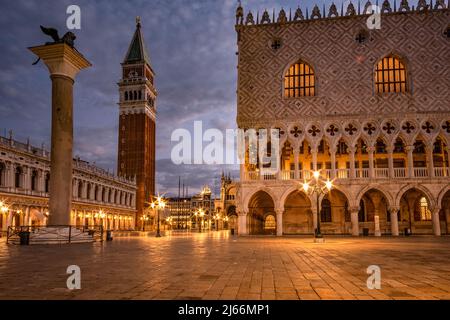 Marktplatz in Venedig bei Sonnenaufgang - menschenleer wegen der frühen Uhrzeit und wegen der Pandemie - leerer Mark Square während der Pandemie. Stockfoto