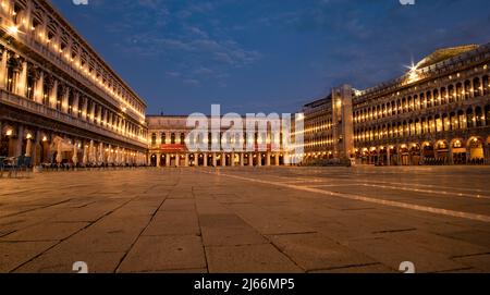 Marktplatz in Venedig bei Sonnenaufgang - menschenleer wegen der frühen Uhrzeit und wegen der Pandemie - leerer Mark Square während der Pandemie. Stockfoto