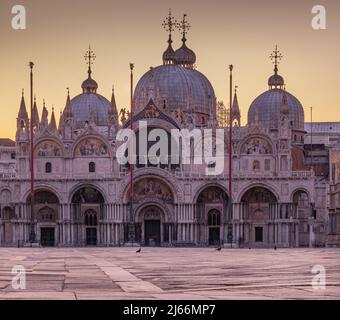 Marktplatz in Venedig bei Sonnenaufgang - menschenleer wegen der frühen Uhrzeit und wegen der Pandemie - leerer Mark Square während der Pandemie. Stockfoto