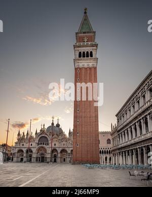 Marktplatz in Venedig bei Sonnenaufgang - menschenleer wegen der frühen Uhrzeit und wegen der Pandemie - leerer Mark Square während der Pandemie. Stockfoto