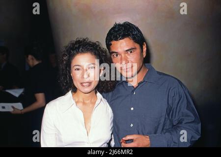 Maria Ketikidou, deutsche griechische Schauspielerin, mit Partner Tom Yamaoka bei einer Abendveranstaltung, Deutschland um 1995. Stockfoto