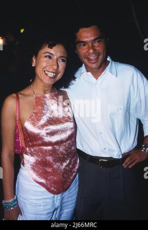 Maria Ketikidou, deutsche griechische Schauspielerin, mit Partner Tom Yamaoka bei einer Abendveranstaltung, Deutschland um 1995. Stockfoto