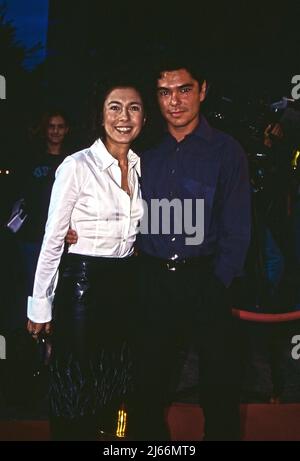 Maria Ketikidou, deutsche griechische Schauspielerin, mit Partner Tom Yamaoka bei einer Abendveranstaltung, Deutschland um 1995. Stockfoto