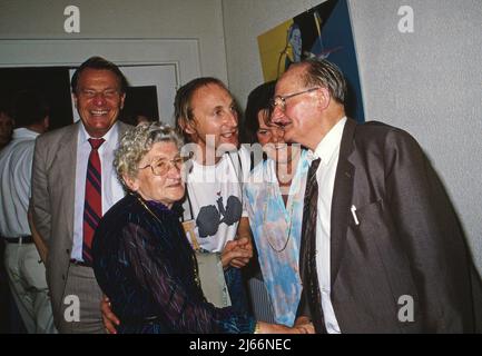 Otto Waalkes, deutscher Komiker und Schauspieler, mit seinen Eltern Adele und Karl bei der Premierenparty zu seinem Film 'Otto - der neue Film', Deutschland 1987. Stockfoto