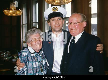 Otto Waalkes, deutscher Komiker und Schauspieler, mit seinen Eltern Adele und Karl bei der Premierenfeier seiner Films 'Otto der Außerfriesischen' in Emden, Deutschland 1989. Stockfoto