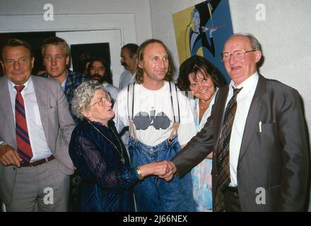 Otto Waalkes, deutscher Komiker und Schauspieler, mit seinen Eltern Adele und Karl bei der Premierenparty zu seinem Film 'Otto - der neue Film', Deutschland 1987. Stockfoto