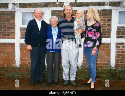 Otto Waalkes, deutscher Komiker und Schauspieler, mit seinen Eltern Karl und Adele sowie Ehefrau Manuela Manu am 3. Geburtstag von Sohn Benjamin, Deutschland 1990. Stockfoto