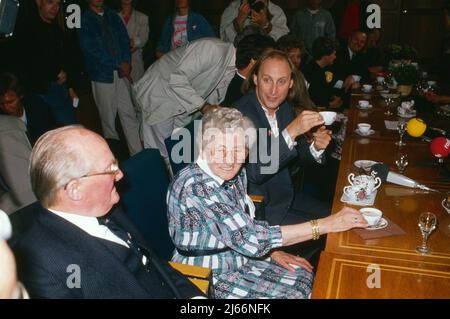 Otto Waalkes, deutscher Komiker und Schauspieler, mit seinen Eltern Karl und Adele bei der Premierenfeier sein Films 'Otto der Außerfriesischen' in Emden, Deutschland 1989., Deutschland um 1987. Stockfoto