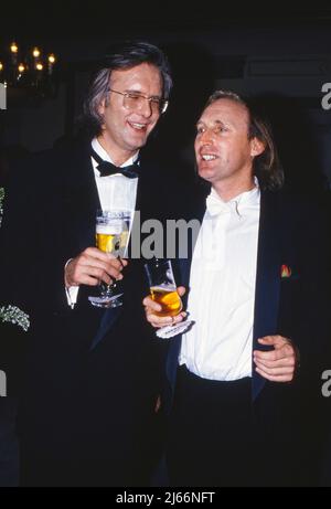 Otto Waalkes, deutscher Komiker und Schauspieler, mit Harald Schmidt, Deutschland um 1994. Stockfoto