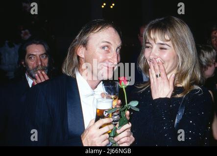 Otto Waalkes, deutscher Komiker und Schauspieler, mit Moderatorin Gundis Zambo, Deutschland 1994. Stockfoto