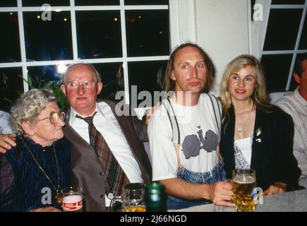 Otto Waalkes, deutscher Komiker und Schauspieler, mit seinen Eltern Adele und Karl und Ehefrau Manuela Manu bei der Premierenparty zu seinem Film 'Otto - der neue Film', Deutschland 1987. Stockfoto