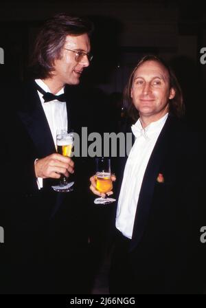 Otto Waalkes, deutscher Komiker und Schauspieler, mit Harald Schmidt, Deutschland um 1994. Stockfoto