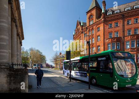 Frühlingsnachmittag im Stadtzentrum von Norwich, Norfolk, England. Stockfoto