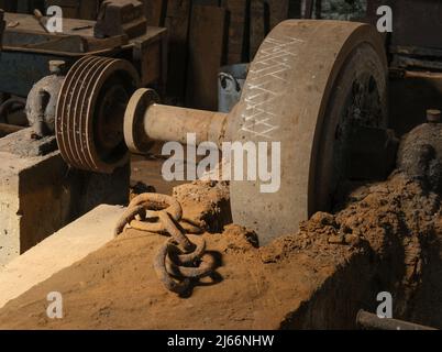 Verrostete Eisenketten und alte Schleifscheiben auf dem Display in Abbeydale Industrial Hamlet, Sheffield. Stockfoto