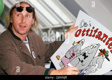 Otto Waalkes, deutscher Komiker und Schauspieler, und seine Ottifanten, Deutschland um 1991. Stockfoto