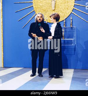 Die schönsten Melodien der Welt, ZDF Show, Deutschland, 1983, im Bild: Moderatorin Carolin Reiber bei der Preisverleihung mit dem französischen Filmkomponisten Paul de Senneville ?. Die schönsten Melodien der Welt, TV Show, Deutschland, 1983, auf dem Foto: Moderatorin Carolin Reiber bei der Preisverleihung mit dem französischen Filmkomponisten Paul de Senneville ? Stockfoto