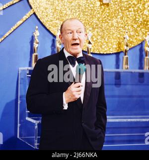 Die schönsten Melodien der Welt, ZDF Show, Deutschland, 1983, im Bild: Peter von Zahn, deutscher Fernsehjournalist, bei der Preisverleihung. Die schoensten Melodien der Welt, TV Show, Deutschland, 1983, auf dem Foto: Peter von Zahn, deutscher TV- und Radio-Journalist bei der Preisverleihung. Stockfoto