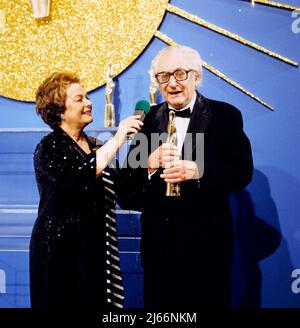 Die schönsten Melodien der Welt, ZDF Show, Deutschland, 1983, im Bild: Schauspielerin Ilse Werner bei der Preisverleihung. Die schönsten Melodien der Welt, TV Show, Deutschland, 1983, auf dem Foto: Schauspielerin Ilse Werner bei der Preisverleihung. Stockfoto