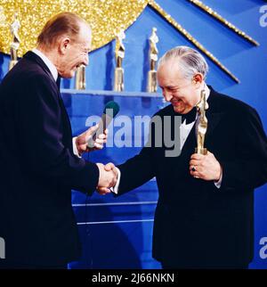 Die schönsten Melodien der Welt, ZDF Show, Deutschland, 1983, im Bild: Peter von Zahn, links, deutscher Fernsehjournalist, bei der Preisverleihung. Die schönsten Melodien der Welt, TV Show, Deutschland, 1983, auf dem Foto: Peter von Zahn, links, deutscher TV- und Radio-Journalist bei der Preisverleihung. Stockfoto