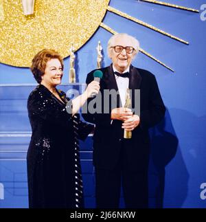 Die schönsten Melodien der Welt, ZDF Show, Deutschland, 1983, im Bild: Schauspielerin Ilse Werner bei der Preisverleihung. Die schönsten Melodien der Welt, TV Show, Deutschland, 1983, auf dem Foto: Schauspielerin Ilse Werner bei der Preisverleihung. Stockfoto