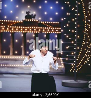 Ilja Richter, deutscher Schauspieler, Sänger, Autor, Moderatorin, Hier bei einem TV Auftritt, Deutschland, 1987. Ilja Richter, deutsche Schauspielerin, Sängerin, Autorin, TV-Moderatorin, Hier während einer TV-Performance, Deutschland, 1987. Stockfoto