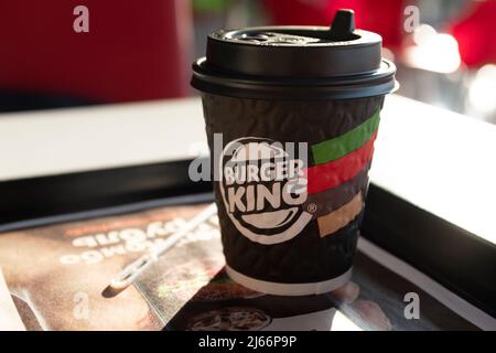 Russland, Tjumen - 28. November 2021. Eine Tasse Burger King Kaffee auf dem Tisch im Café. Eine weltweite Kette von Fast-Food-Restaurants. Kaffeepause. Stockfoto