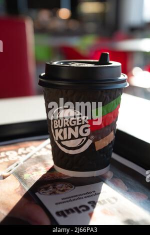 Russland, Tjumen - 28. November 2021. Eine Tasse Burger King Kaffee auf dem Tisch im Café. Eine weltweite Kette von Fast-Food-Restaurants. Kaffeepause. Stockfoto