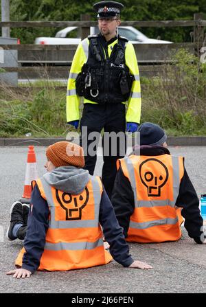 Kent, Großbritannien. 28. April 2022 Demonstranten von Just Stop Oil blockieren die BP-Garage bei Clacket Lane Services am M25. Die Polizei kommt, um alle Demonstranten zu entkleben und zu verhaften. Kredit: Denise Laura Baker/Alamy Live Nachrichten Stockfoto