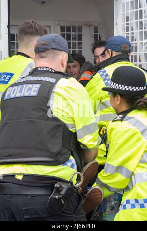 Kent, Großbritannien. 28. April 2022 Demonstranten von Just Stop Oil blockieren die BP-Garage bei Clacket Lane Services am M25. Die Polizei kommt, um alle Demonstranten zu entkleben und zu verhaften. Kredit: Denise Laura Baker/Alamy Live Nachrichten Stockfoto