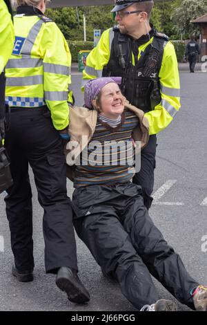 Kent, Großbritannien. 28. April 2022 Demonstranten von Just Stop Oil blockieren die BP-Garage bei Clacket Lane Services am M25. Die Polizei kommt, um alle Demonstranten zu entkleben und zu verhaften. Kredit: Denise Laura Baker/Alamy Live Nachrichten Stockfoto