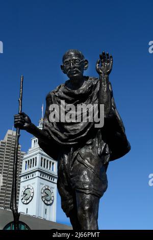 Eine Bronzestatue des indischen Führers Mahatma Gandhi steht am östlichen Ufer in San Francisco, Kalifornien. Stockfoto