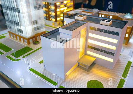 Mehrfarbige Miniaturhäuser in der Stadt. Abstrakte Stadtarchitektur, vereinfachte Stadtgestaltung mit Hochhäusern, Wolkenkratzern und vielen Fenstern Stockfoto