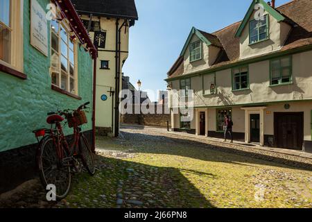 Frühlingsnachmittag auf dem Elm Hill in Norwich, Norfolk, England. Stockfoto