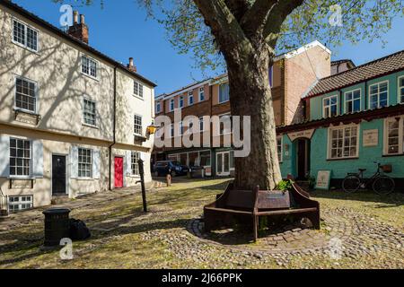 Frühlingsnachmittag auf Elm Hill in der Stadt Norwich, Norfolk, England. Stockfoto