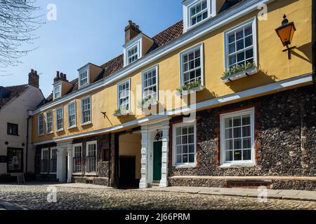 Frühlingsnachmittag auf dem Elm Hill in Norwich, Norfolk, England. Stockfoto