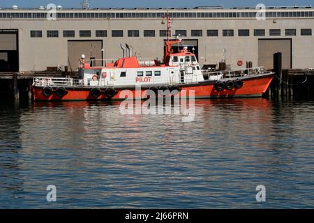 Ein Bar Pilot-Schiff dockte an der östlichen Uferpromenade der Bucht von San Francisco an. Barpiloten steuern Schiffe in und aus der Bucht von San Francisco. Stockfoto