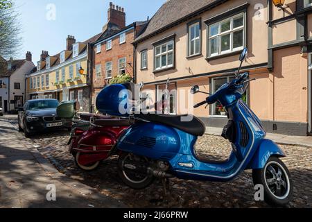 Frühlingsnachmittag auf dem Elm Hill in Norwich, Norfolk, England. Stockfoto