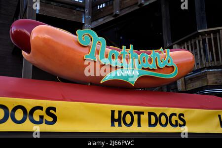 Ein berühmter Hotdog-Wagen von Nathan im Pier 39 und Fisherman's Wharf Touristeneinkaufs- und Unterhaltungsviertel von San Francisco. Stockfoto