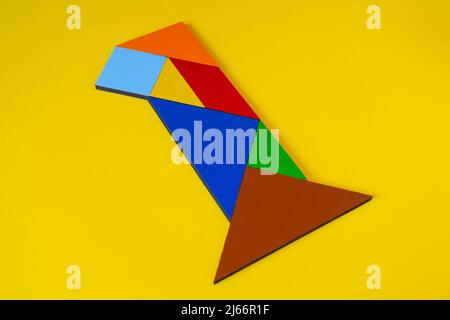 Bunte Zahl 1 mit Tangram-Spielzeug, farbige Tangram-Zahl sieben isoliert auf gelbem Hintergrund, Seitenansicht der siebten numerischen, Kinder Spielidee Stockfoto